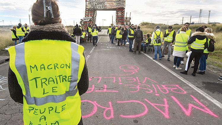 Macron’dan geri adım