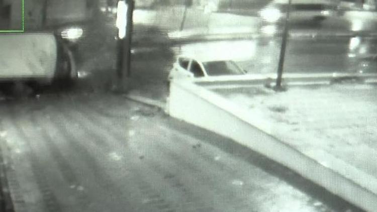 Bahçeşehirdeki servis aracı kazası güvenlik kamerasında