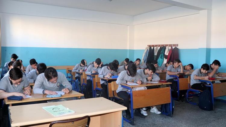 Bu lisede sınavlar öğretmensiz yapılıyor