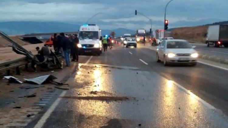 Servis otobüsü, otomobile çarpıp devrildi: 37 yaralı (2)