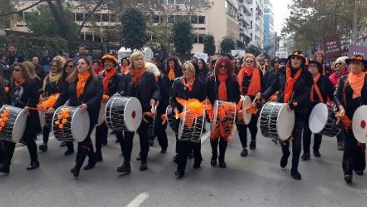 İzmirli kadınlardan davullu gösteri