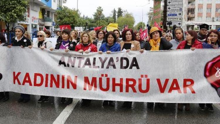 Antalyada kadınlar hakları için yürüdü