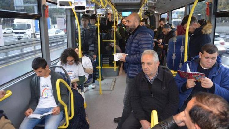 ‘Özel öğrencilerden’ metrobüste kitap okuma kampanyası