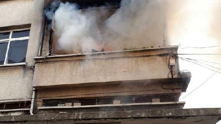 Evdeki yangında dumandan etkilenen 4 kişi hastanelik oldu