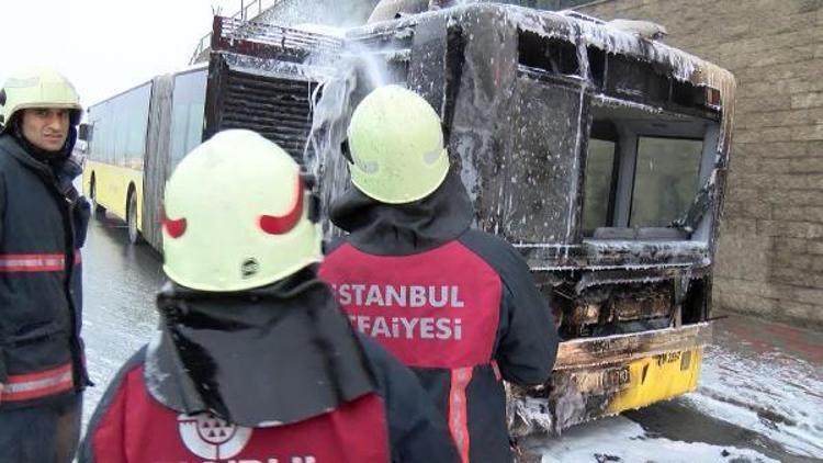 Başakşehirde seyir halindeki  İETT otobüsünde yangın