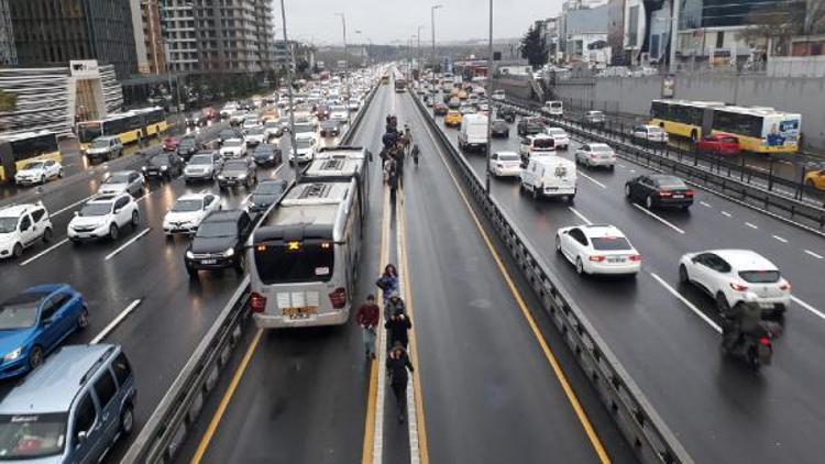 Metrobüs arızası uzun kuyruklara neden oldu (1)