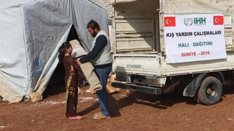 Suriye’deki kamplara halı ve mat yardımı