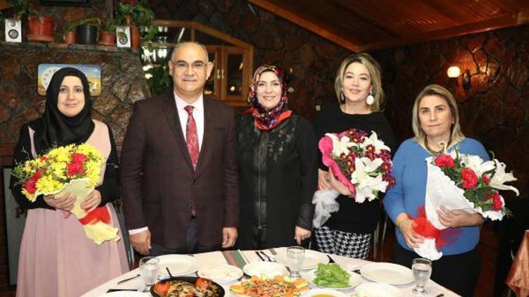 Başkan Mustafa Çaydan kadın meclis üyelerine jest