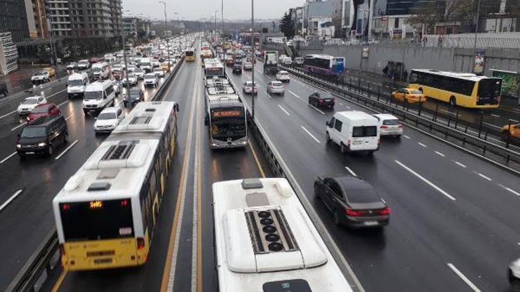 Ek fotoğraflar // Metrobüs arızası uzun kuyruklara neden oldu