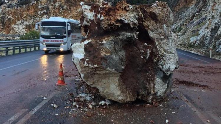 Demre- Kaş karayoluna kaya düştü