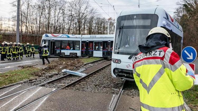 Kamyonla tramvay çarpıştı  6 kişi ağır yaralı