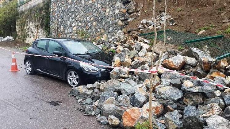 Gölcükte istinat duvarı çöktü: 2 araçta hasar var