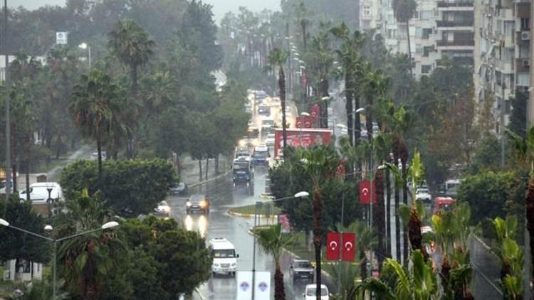 Mersin’de beklenen sağanak başladı