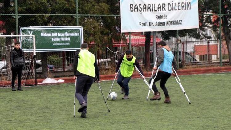 Farkındalık için koltuk değnekleriyle maç yaptılar