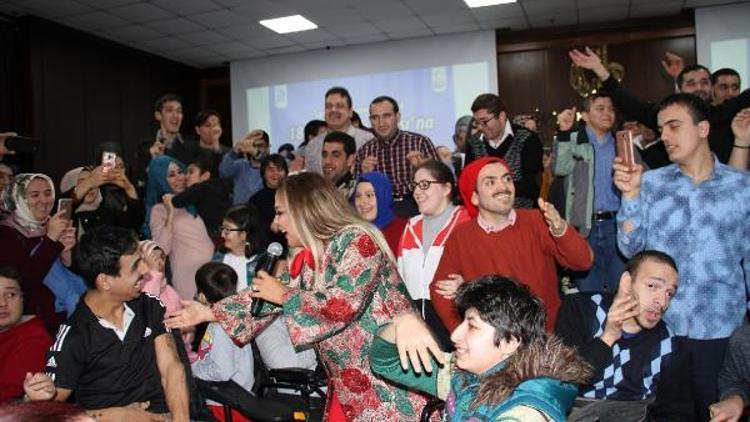 Safiye Soyman engelli vatandaşlarla düet yaptı