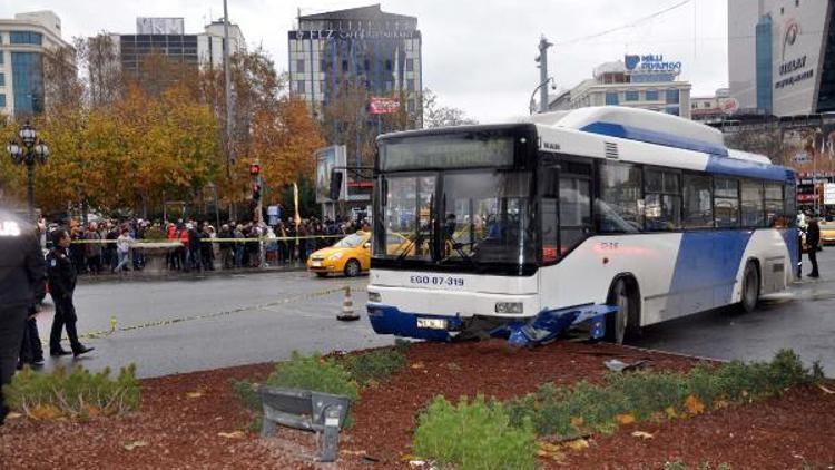 Ankarada belediye otobüsü yayalara çarptı: 2 yaralı / Yeniden
