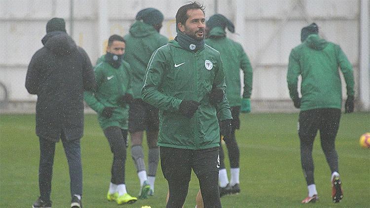 Konyaspor yağmur altında hazırlanıyor