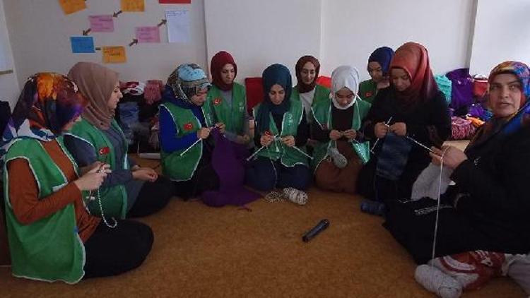 İHH üyesi kadınlar, Azez kampındaki mülteciler için atkı ve bere ördü