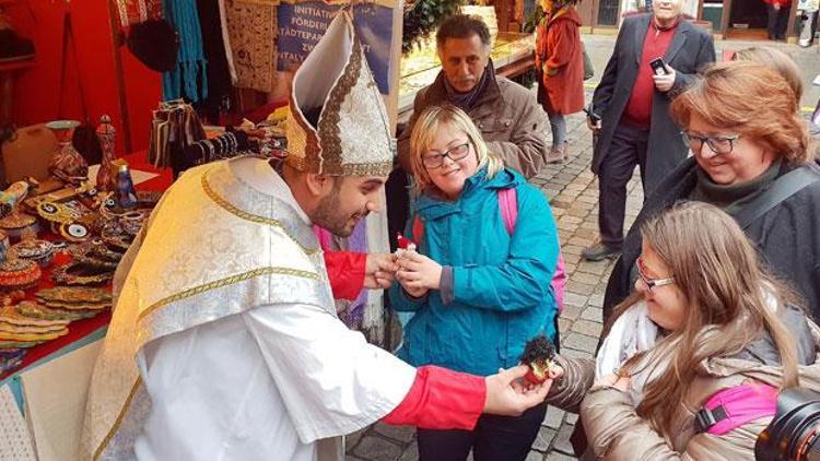 Noel Baba Türk lokumu dağıttı