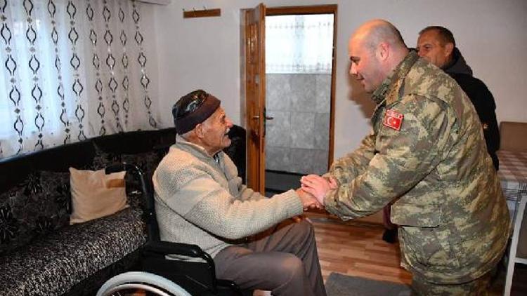 DHA DIŞ - Kosova’da Türk askeri, tek tek engelli aileleri ziyaret edip, tekerlekli sandalye dağıttı