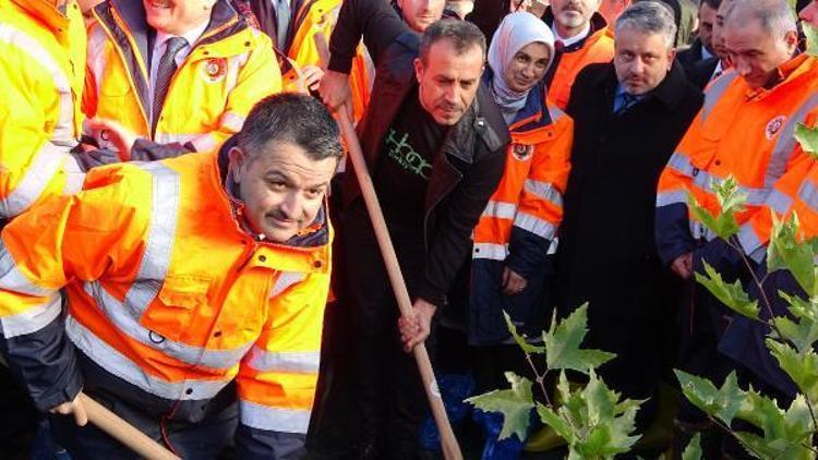 Bakan Pakdemirli, sanatçı Haluk Leventle birlikte fidan dikti