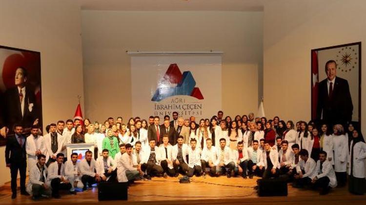 AİÇÜ Eczacılık Fakültesi öğrencileri için “Beyaz Önlük Giyme töreni düzenlendi