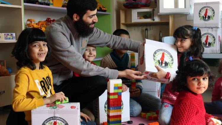 Suriyeli yetimlere çocuk paketi dağıtımı