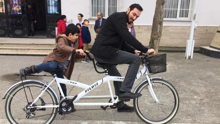 Görme engelli öğrencilerinin bisiklete binme hayalini gerçekleştirdiler