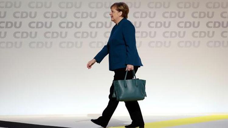 CDU liderliğine veda eden Merkel, 8 dakika boyunca alkışlandı