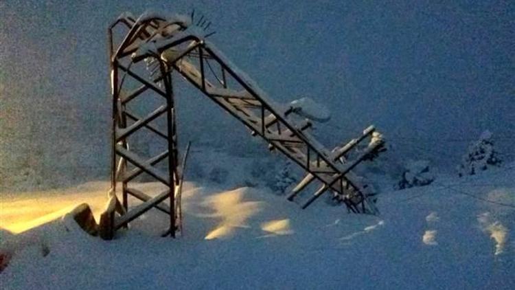 Saklıkent’te yoğun kar direkleri devirdi, bölge elektriksiz kaldı