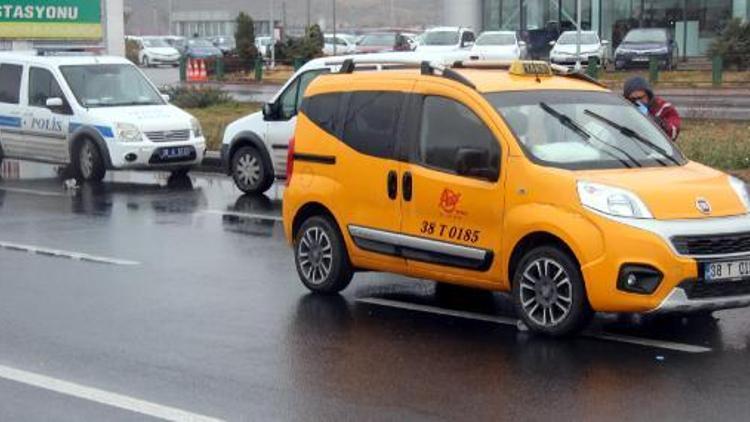 Çarşı izninde taksi çalan 2 er, polisten kaçarken kaza yaptı, yaralandı