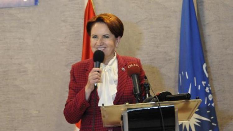 Akşener, şehit binbaşının ailesini ziyaret etti (2)