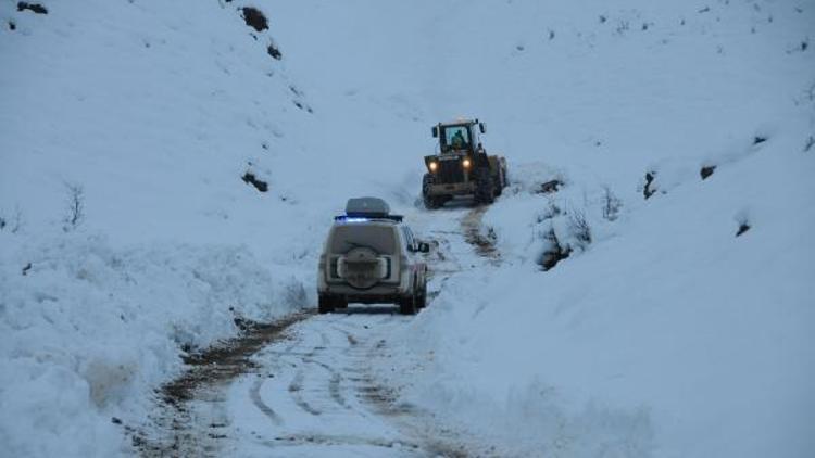 Yüksekovada kardan kapanan yol açılıp, hastaya ulaşıldı