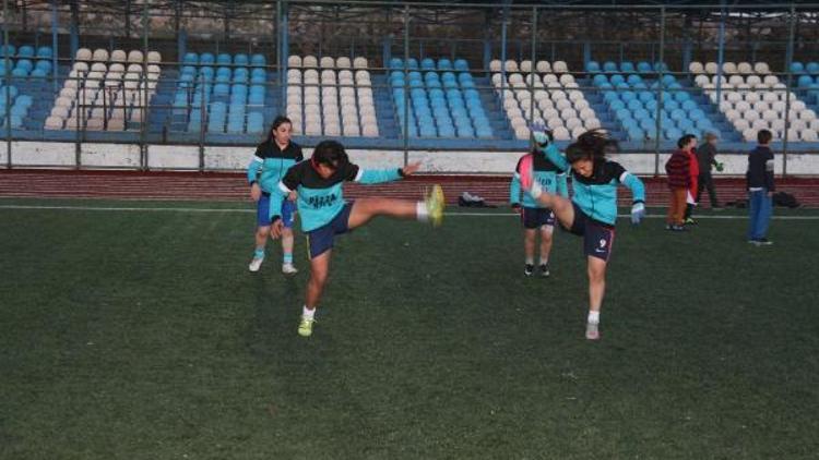 Hendekler nedeniyle sahaya çıkamayan kadın futbol takımı iddialı