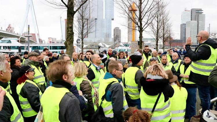 Hollandada sarı yelekliler protestosu başladı