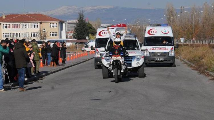 İleri sürüş eğitimi alan ambulans şoförleri, gösteri yaptı