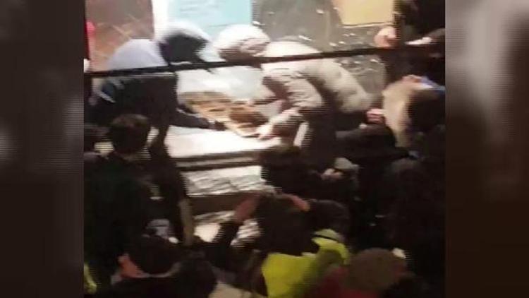 Fransanın Saint-Étienne kentinde bir grup eylemci mağaza yağmaladı