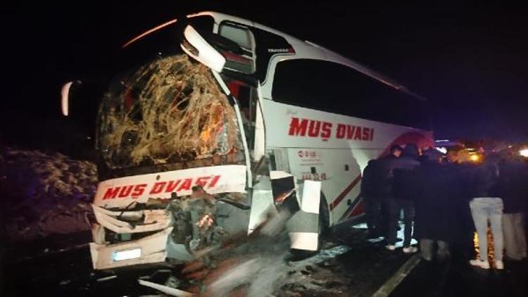 Bingölde TIRın kayan dorsesi otobüse çarptı: 8 yaralı