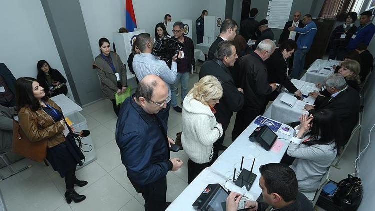 Ermenistan erken seçim için sandık başında