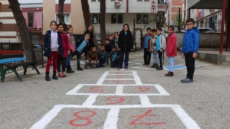 Çocuklar, eski sokak oyunlarını okulda öğreniyor