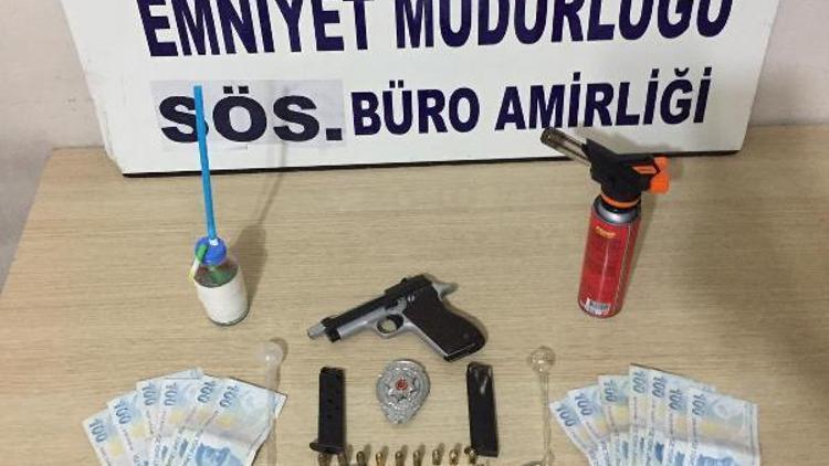 Polis kokartı takıp uyuşturucu satan şüpheli, tutuklandı