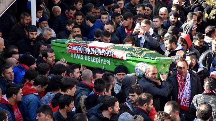 Kalp krizinden ölen Sivasspor taraftarı son yolculuğuna uğurlandı