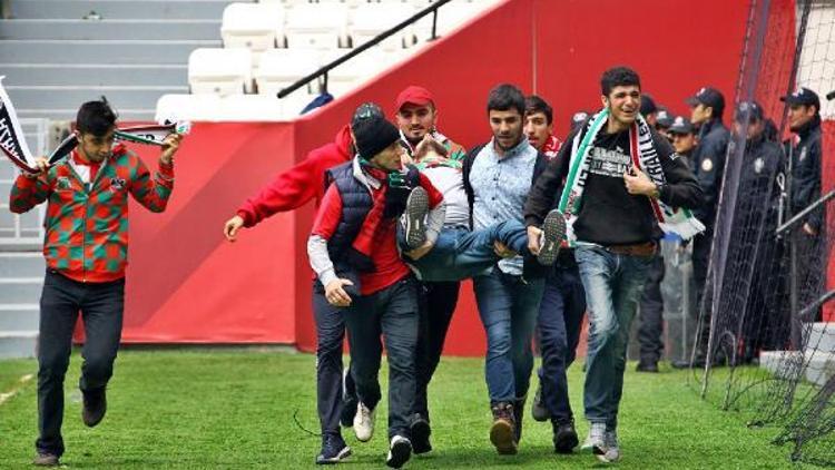 Fenalık geçiren taraftarın kızını, rakip futbolcu teselli etti