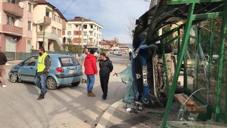 Kaza yapan otomobil durağa savruldu: 1 yaralı