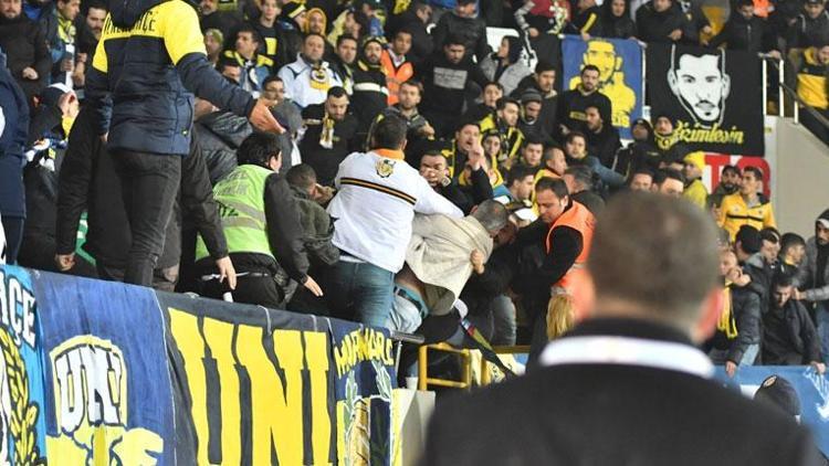 Fenerbahçe tribününde bıçaklı kavga