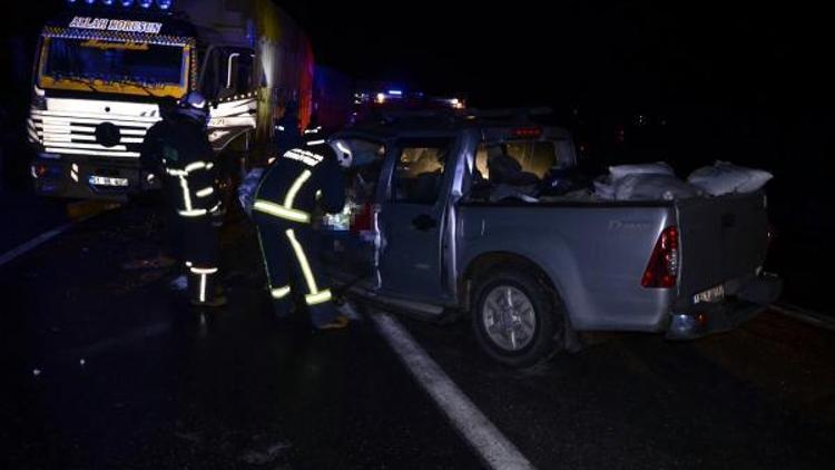 Antalyada kamyonet ile kamyon çarpıştı: 1 ölü, 2 yaralı