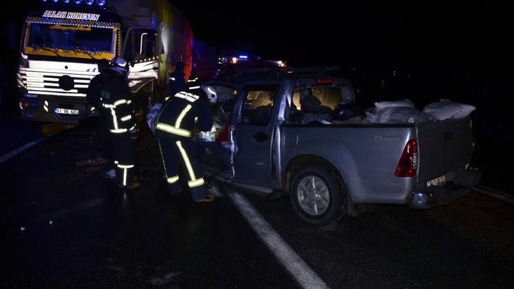 Antalya’da kamyonet ile kamyon çarpıştı: 1 ölü, 2 yaralı