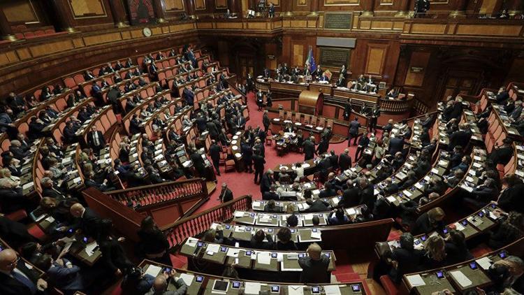 İtalya meclisinde cinsel ilişkiye girdiler