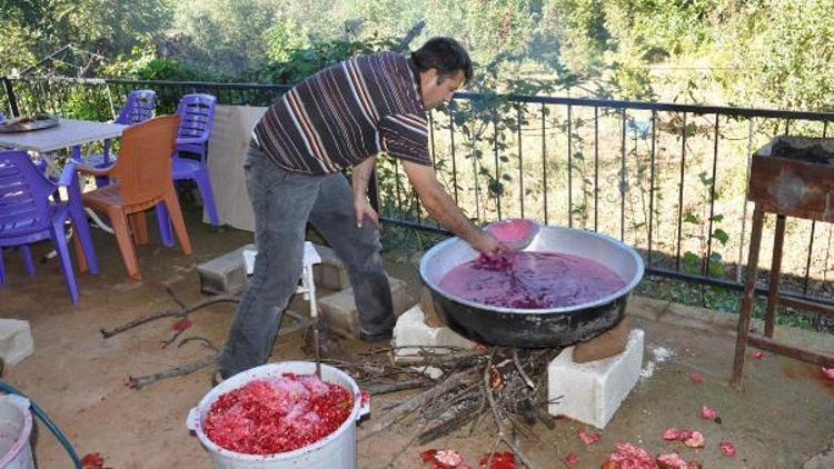 İslahiyede, nar ekşisi mesaisi