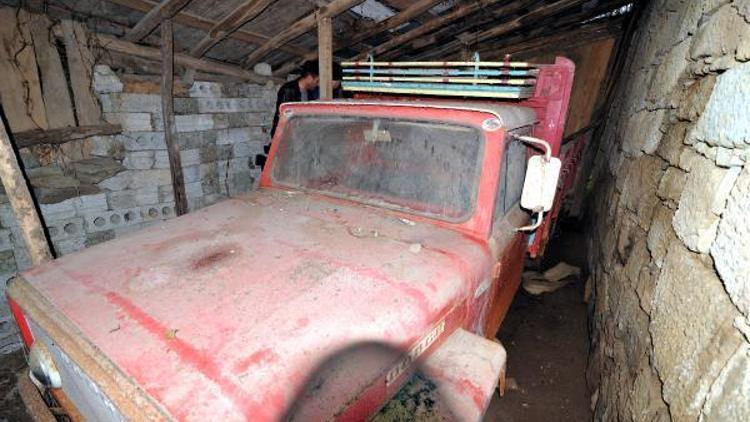 Oğullarına kızdı, 39 yıl önce kamyoneti garaja kilitledi